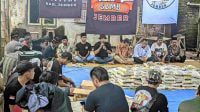Momentum May Day 2023, Ratusan Buruh di Jember Berbagi Sembako ke Fakir Miskin