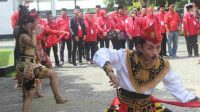 Tarian Remo dan Gatot Kaca Antarkan Bacaleg PDIP Daftar ke KPU Jombang