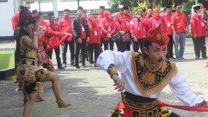 Tarian Remo dan Gatot Kaca Antarkan Bacaleg PDIP Daftar ke KPU Jombang