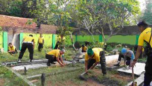 Sambut Hari Bhayangkara ke-77, Polres Jombang Gelar Bakti Sosial di Makam Pahlawan Nasional