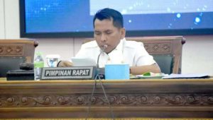 Bukasan Pimpin Rapat Paripurna