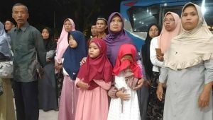 Isak Tangis Haru Keluarga Warnai Pemberangkatan Jemaah Haji Jombang
