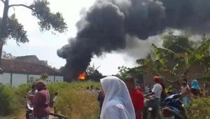 Ngamuk, Si Jago Merah Lalap Habis Home Industri Plastik di Jombang