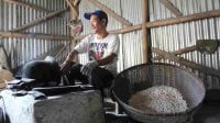 Jajan Tradisional Brondong Gabah Ketan Kian Eksis di Jombang
