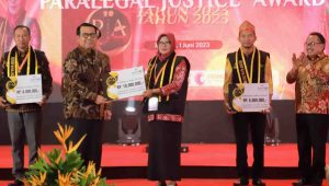Sisihkan 765 Peserta, Kades Sumberdem Wonosari Malang Juarai Paralegal Justic Award 2023