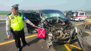 Alphard Ngebut Lalu Cium Buntut Truk di Tol Jombang