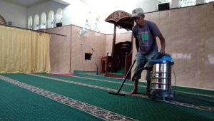 Setelah Puluhan Tahun Merawat Masjid, Marbot di Jombang Ini Akhirnya Berangkat Haji