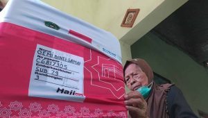 Kisah Mbah Gemi, Lansia Penjual Plastik di Jombang Ini Naik Haji Karena Rajin Menabung