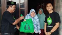 Giliran Warga Pesisir Pantai Kenjeran Dapat Bantuan 250 Paket Sembako dari Ketua Umum NBI