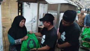 Gus Lilur, Ketum NBI Bantu Lansia di Kelurahan Simolawang Surabaya