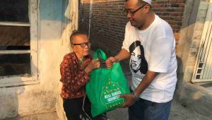 Ketum NBI Gelontor 250 Sembako ke Dhuafa Warga Lakarsantri
