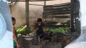 Jelang Hari Raya Kurban, Perajin Pande Besi di Jombang Senyum Lebar