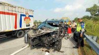 Pecah Ban Lalu Oleng, Innova Cium Truk di Tol Jombang, 2 Orang Terluka
