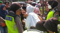 Tangis Haru Warnai Pemberangkatan Jemaah Haji Lansia di Jombang