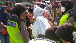 Tangis Haru Warnai Pemberangkatan Jemaah Haji Lansia di Jombang