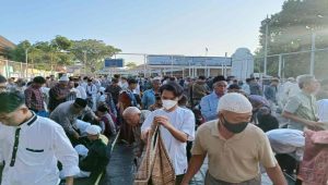 Ribuan Warga Muhammadiyah Semolowaru Gelar Salat Ied di Lapangan Sentra Kuliner