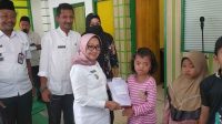 Ratusan Dhuafa di Kepatihan Jombang Semringah, Dapat Seragam Gratis Jelang Tahun Ajaran Baru
