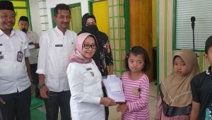 Ratusan Dhuafa di Kepatihan Jombang Semringah, Dapat Seragam Gratis Jelang Tahun Ajaran Baru