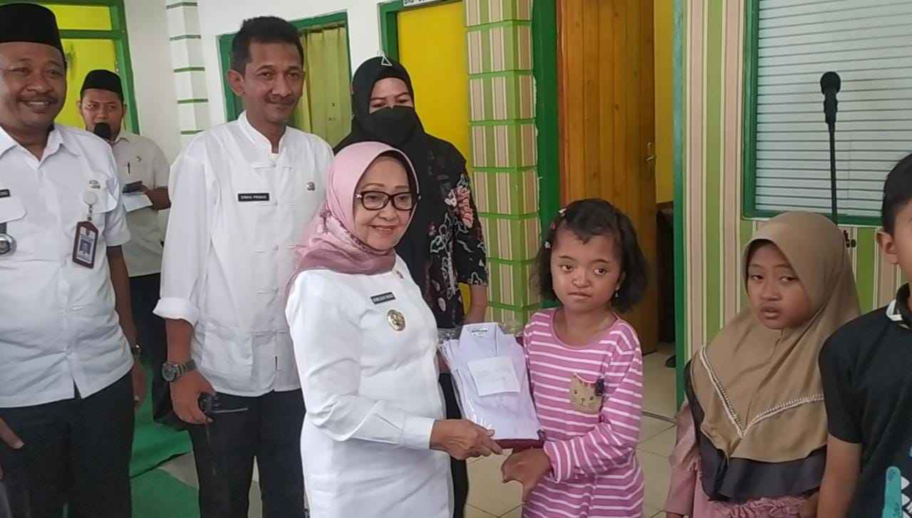 Seragam gratis
