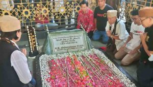 Penuh Khidmat, Ratusan Warga Tionghoa Gelar Tradisi Sembahyang Arwah di Makam Gus Dur Jombang