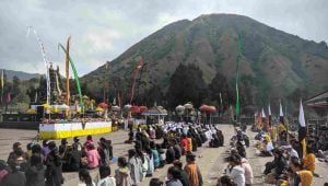 Jelang Puncak Yadnya Kasada, Warga Suku Tengger Gelar Ritual Piodalan