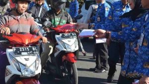 Sambut HUT RI, Bupati Salwa Bagikan 3000 Bendera Merah Putih Bagi Pengendara