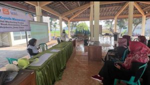 Didukung Fasilitasi Tim Peneliti UB, Ibu-ibu RT Desa Bicak Berlatih Digital Marketing Ecoprint