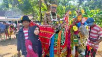 Unik, Kadispendik Bondowoso Serahkan Ijazah Kejar Paket Puluhan Warga Putus Sekolah dengan Naik Kuda