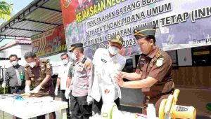 Kejari Sampang Bakar dan Blender Barbuk Pidana Inkrah
