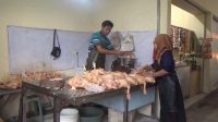 Harga Masih Melambung Tinggi, Pedagang Beras dan Daging Ayam di Jombang Keluhkan Sepi Pembeli