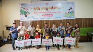 Beri Beasiswa 15 Pelajar dan Ajak Anak-anak Mewarnai di Hari Anak Nasional