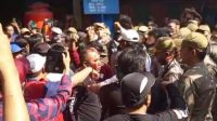 Pedagang Pasar Larangan Sidoarjo Lempari Satpol PP, Penertiban Chaos