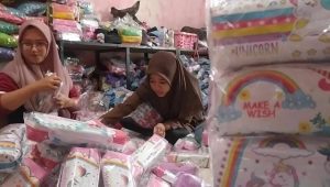 Jelang Tahun Ajaran Baru, Produsen Kotak Pensil Pelajar di Jombang Banjir Permintaan