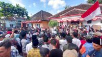 Tak Terima Kadesnya Ditahan Kejari Jember, Warga Mundurejo Gelar Demo dan Bubuhkan Cap Jempol Darah