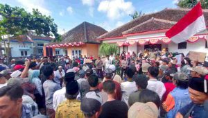 Tak Terima Kadesnya Ditahan Kejari Jember, Warga Mundurejo Gelar Demo dan Bubuhkan Cap Jempol Darah