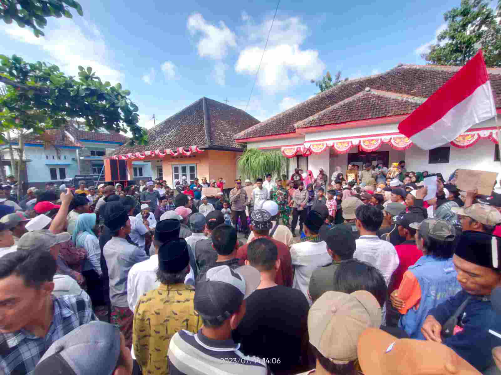 Warga Desa Mundurejo