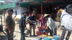 BBWS Pemali Juwana Semarang dan DPUPR Droping Air Bersih ke Blora
