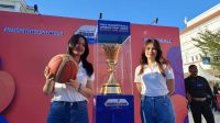 Singgah di Kota Basket, Warga Surabaya Antusias Sambut Trofi FIBA World Cup 2023