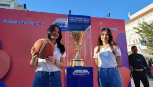 Singgah di Kota Basket, Warga Surabaya Antusias Sambut Trofi FIBA World Cup 2023