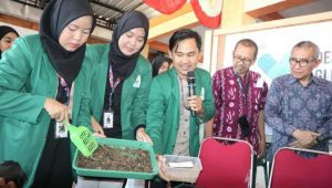 Mahasiswa Unusa Ajak Warga Glindah Budidaya Maggot