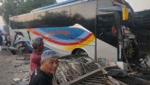 Hindari Truk Putar Balik, Bus Penumpang di Jombang Seruduk 2 Bangunan