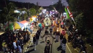 Ribuan Warga Tumpah Ruah dalam Karnaval Desa Suren Jember