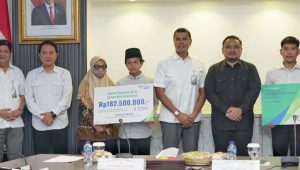 Menag RI Serahkan Santunan BPJS Naker Rp183 Juta kepada Petugas Haji yang Meninggal