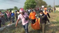 Geger Pemotor Jombang Tabrakan Diri ke Kereta Api
