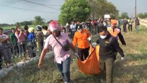 Geger Pemotor Jombang Tabrakan Diri ke Kereta Api