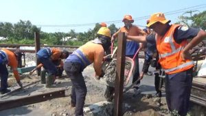 Pasca Laka KA Tewaskan 6 Orang, Dua Rel Perlintasan KA Tanpa Palang Pintu di Jombang Ditutup