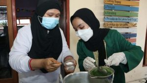 Posyandu Lansia KKN Unusa Diserbu Warga Banjaran