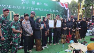 Spektakuler, Tasyakuran HUT Kemerdekaan di Blora Sajikan 9640 Sego Buntel Daun Jati