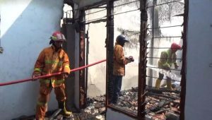 Diduga Korsleting Listrik, 3 Ruangan Kantor Desa di Jombang Ludes Terbakar