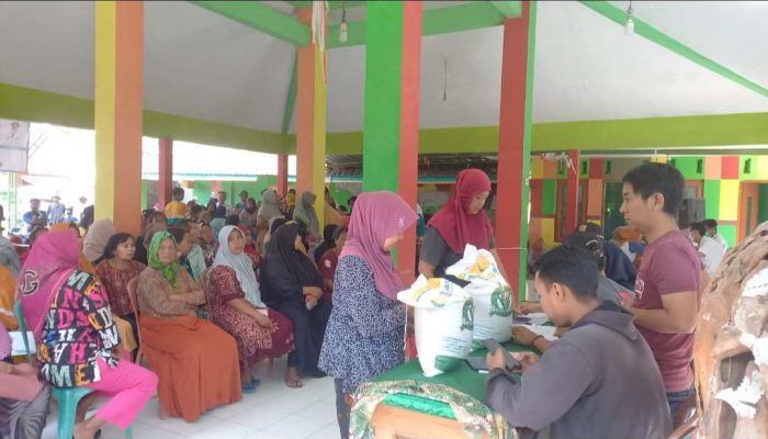 Warga Puger Wetan Terima Bantuan Beras dari Pemerintah